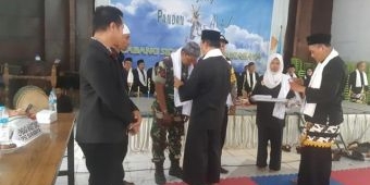 Babinsa Tandes Terima Cinderamata dari Guru Besar Pencak Silat Surabaya