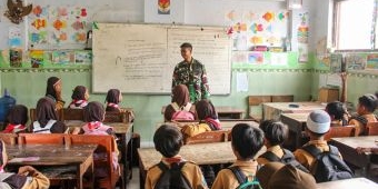 Tanamkan Nasionalisme Sejak Dini, Satgas TMMD ke-127 Beri Materi Wawasan Kebangsaan di MI Al-Munir