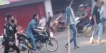 Terekam CCTV, Dua Kelompok Pemuda di Kota Probolinggo Terlibat Tawuran