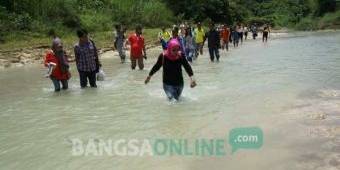 Anggota DPR RI Jajal Langsung Rute Guru dan Siswa SDN Pojok Klitih Plandaan Menuju Sekolah