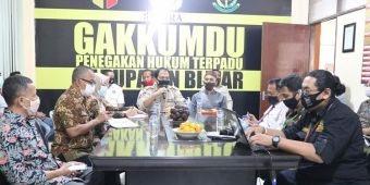 Ratusan APS Bergambar Paslon Pilbup Blitar Masih Bertebaran di Masa Kampanye, Bawaslu Turun Tangan