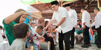 Safari Ramadan di Kediri, Pj Gubernur Jatim bersama Baznas dan LAZ Serahkan Santunan Anak Yatim