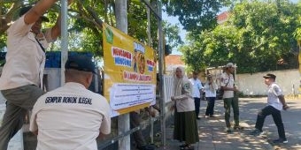 Satpol PP Pamekasan Pasang Banner Larangan Ngamen dan Ngemis