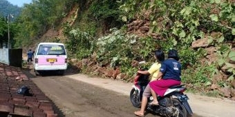 Longsor di Ngreco Tegalombo Kembali Tutup Separuh Badan Jalan