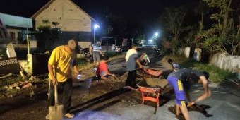 Cegah Orang Terjatuh, Warga Rembangkepuh Kediri Gotong Royong Tambal Jalan Berlubang
