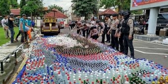 Polres Jombang Musnahkan 12 Ribu Botol Miras Jelang Ramadhan 1447 H