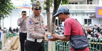 Jumat Berkah, Satlantas Polres Gresik Bagi-Bagi Makanan kepada Warga Membutuhkan