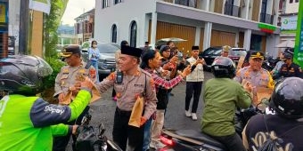 Jajaran Polres Batu dan Wartawan Bagikan Takjil ke Pengendara di Junrejo