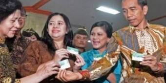 Jokowi Serahkan Langsung Kartu Sakti ke Warga Kota Batu