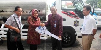 PGN Jatim Serahkan Bantuan Truk Tangki Air ke Pemkot