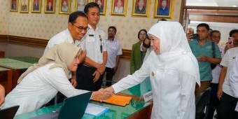 Tinjau Posko THR Jatim, Gubernur Khofifah Pastikan Layanan Optimal