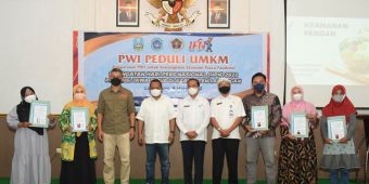 Tingkatkan Ekonomi Masyarakat, PWI Jatim dan Lamongan Salurkan Sertifikat P-IRT untuk UMKM