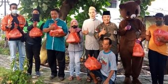 IWNU Gresik Berbagi Paket Sembako untuk Ojol dan Pasukan Kuning