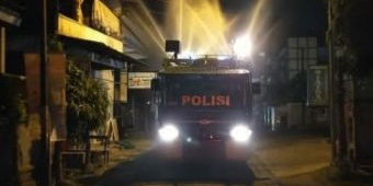 Polresta Banyuwangi Kerahkan Water Canon Semprotkan Disinfektan Tangani Klaster Ponpes
