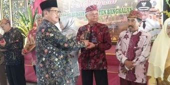 Disbudpar Bangkalan Berikan Penghargaan Kepada 10 Tokoh Budayawan