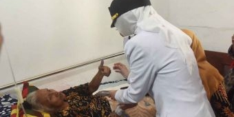 Kunjungi Perintis Kemerdekaan Kediri, Wali Kota Kediri Serahkan Bingkisan dan Tali Asih