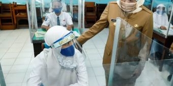 Tinjau Uji Coba Belajar Tatap Muka di Nganjuk, Khofifah: Bertahap, Bertingkat dan Berlanjut