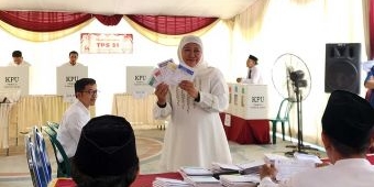 Khofifah Nyoblos di TPS 31 Kelurahan Jemur Wonosari, Berpesan Hal ini