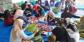 ​Potong 7 Ekor Sapi, KPP Pratama Tuban Bagikan 1.200 Bungkus Daging