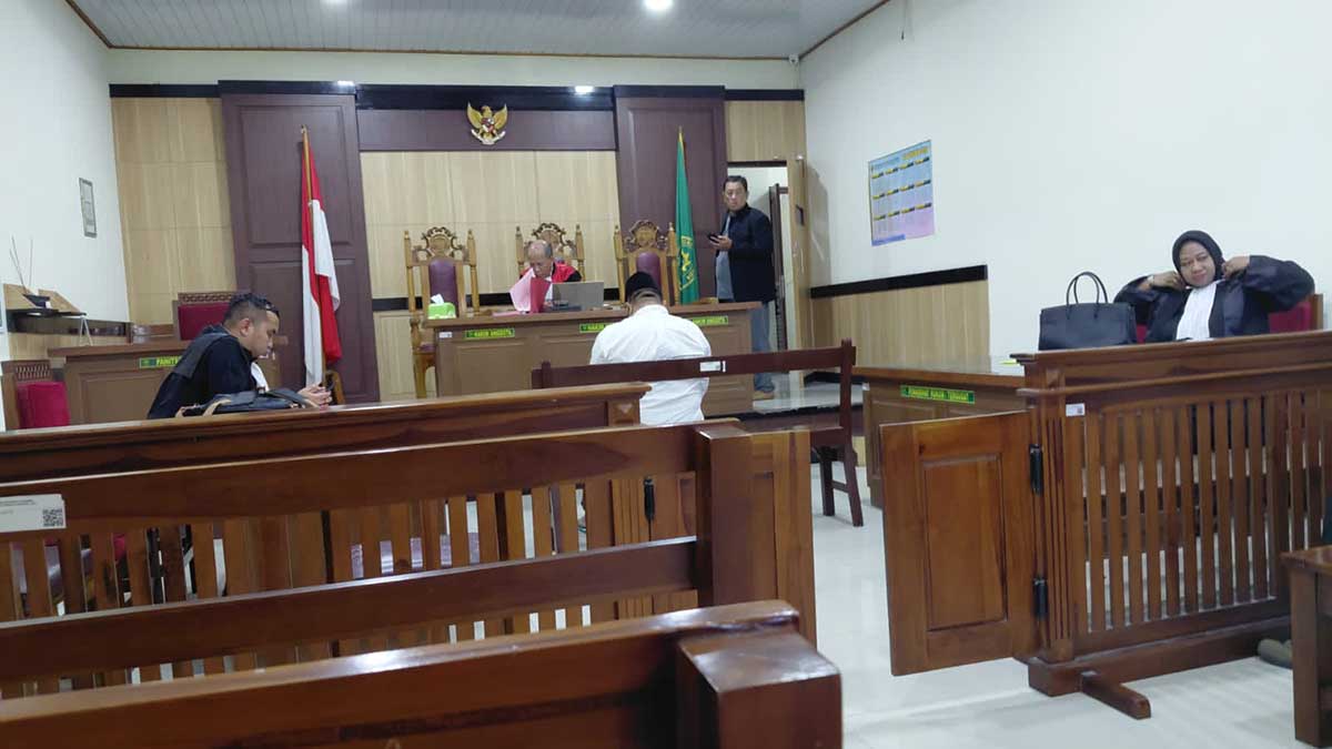 Terdakwa penganiayaan pegawai DPUTR Gresik saat mengikuti sidang.
