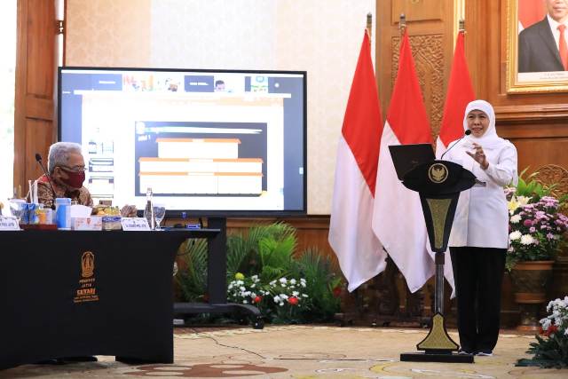 Gubernur Jawa Timur Khofifah Indar Parawansa saat paparan pada Evaluasi SAKIP dan Reformasi Birokrasi Pemerintah Provinsi Jawa Timur secara Virtual di Gedung Negara Grahadi, Surabaya, Kamis (10/9/2020). foto: ist/ bangsaonline.com