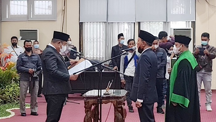 Ketua DPRD Bangkalan Muhammad Fahad saat mengambil sumpah Drs. H. Afif Mahfudz Hadi di Gedung DPRD Bangkalan, Rabu (29/12/2021).