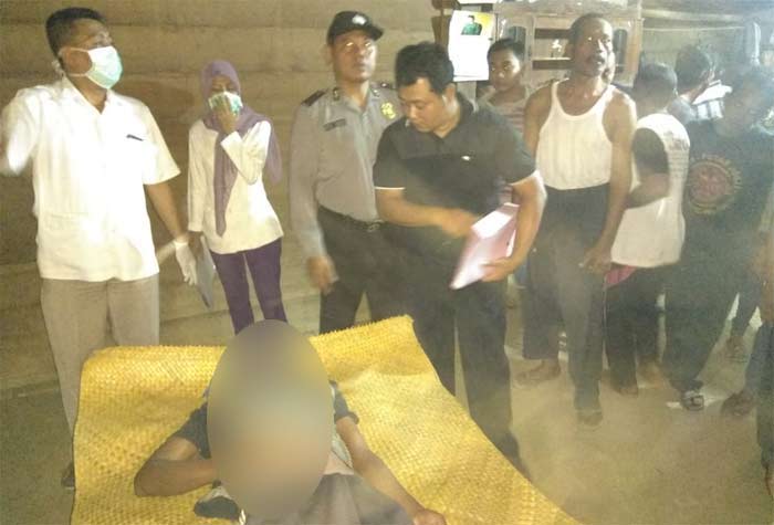 Korban saat dievakuasi dan hendak diidentifikasi.