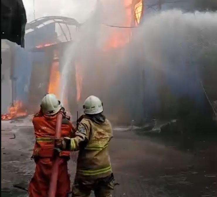 Kebakaran Hebat di Gudang Tambak Langon Surabaya, Benarkah Ada Aktivitas Pemindahan Bahan Kimia?