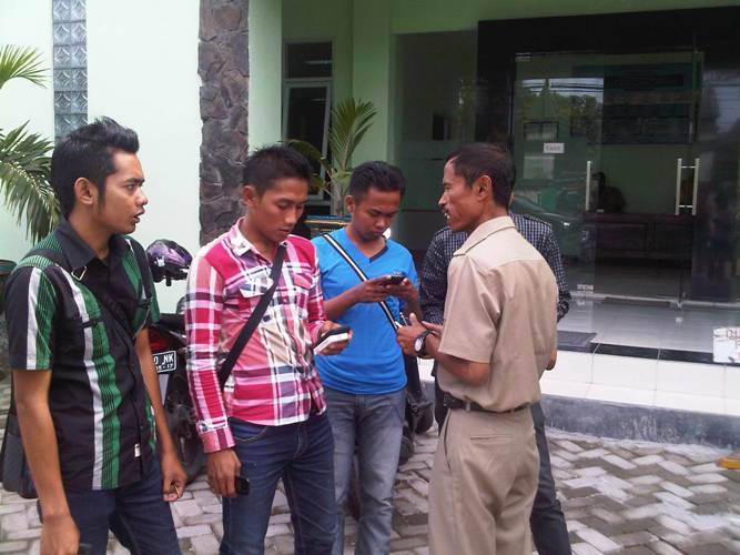 Mahasiswa Sampang kecewa gagal beraudiensi dengan pejabat Dispendik setempat, Senin (10/3). Foto: Junaidi Jufa