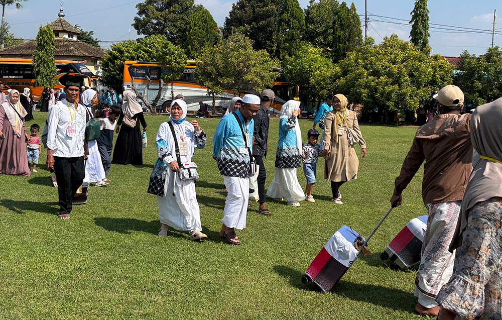 Jemaah Haji Tuban saat tiba di tempat pemulangan, Lapangan Kompi Senapan C 521 Tuban.