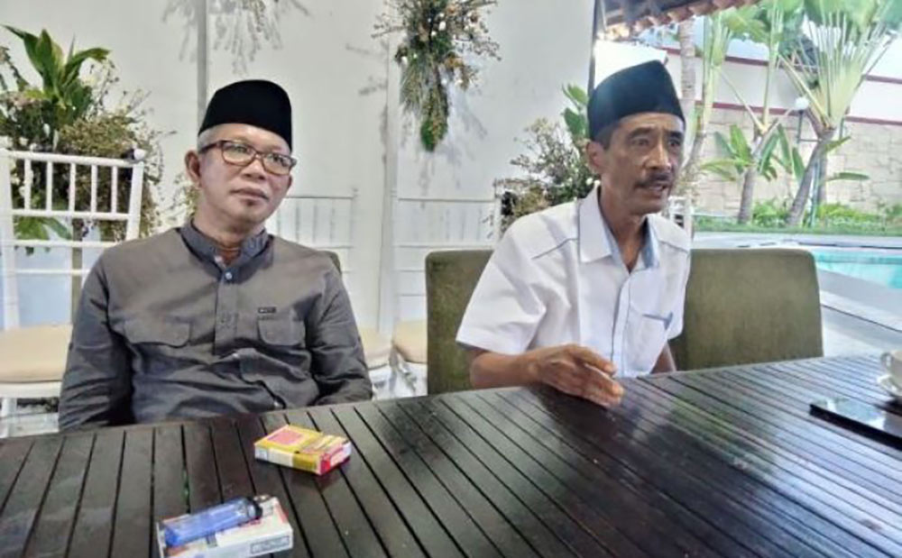 Darsono Rahman (kanan) dan Ahmad Choiri (kiri) saat konferensi pers di Rumah Makan Agis Surabaya, Rabu (8/12/2021) malam. Foto: Maulana/ BANGSAONLINE.COM