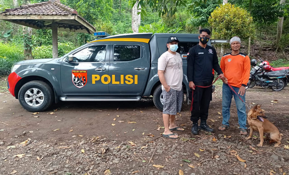 Joko Aji (kanan) saat menerima bantuan anjing pelacak dari Kediri Dog Center. Foto: Ist.