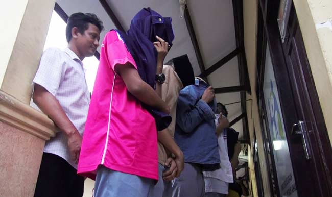 Para santri pengeroyok saat diamankan di Mapolres Jombang. foto: rony suhartomo/ BANGSAONLINE