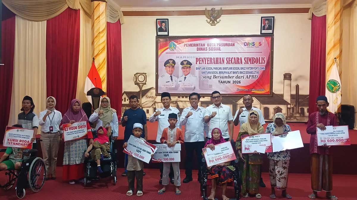 Wakil Wali Kota Pasuruan, M. Nawawi, saat menyerahkan bansos kepada perwakilan penerima di Gedung Gradika Bhakti Praja.