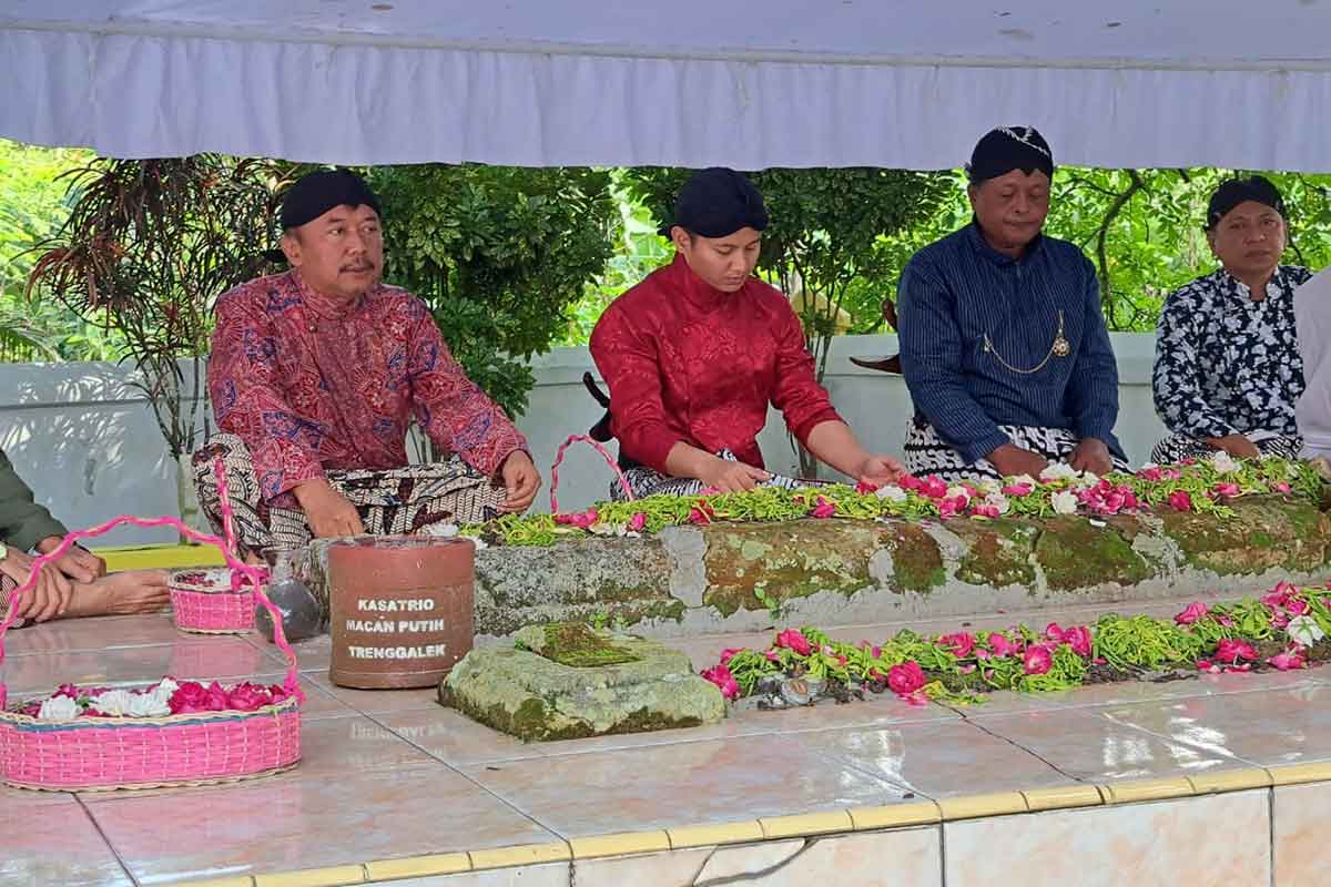 Bupati Arifin (baju merah) saat nyekar ke makam Menak Sopal.