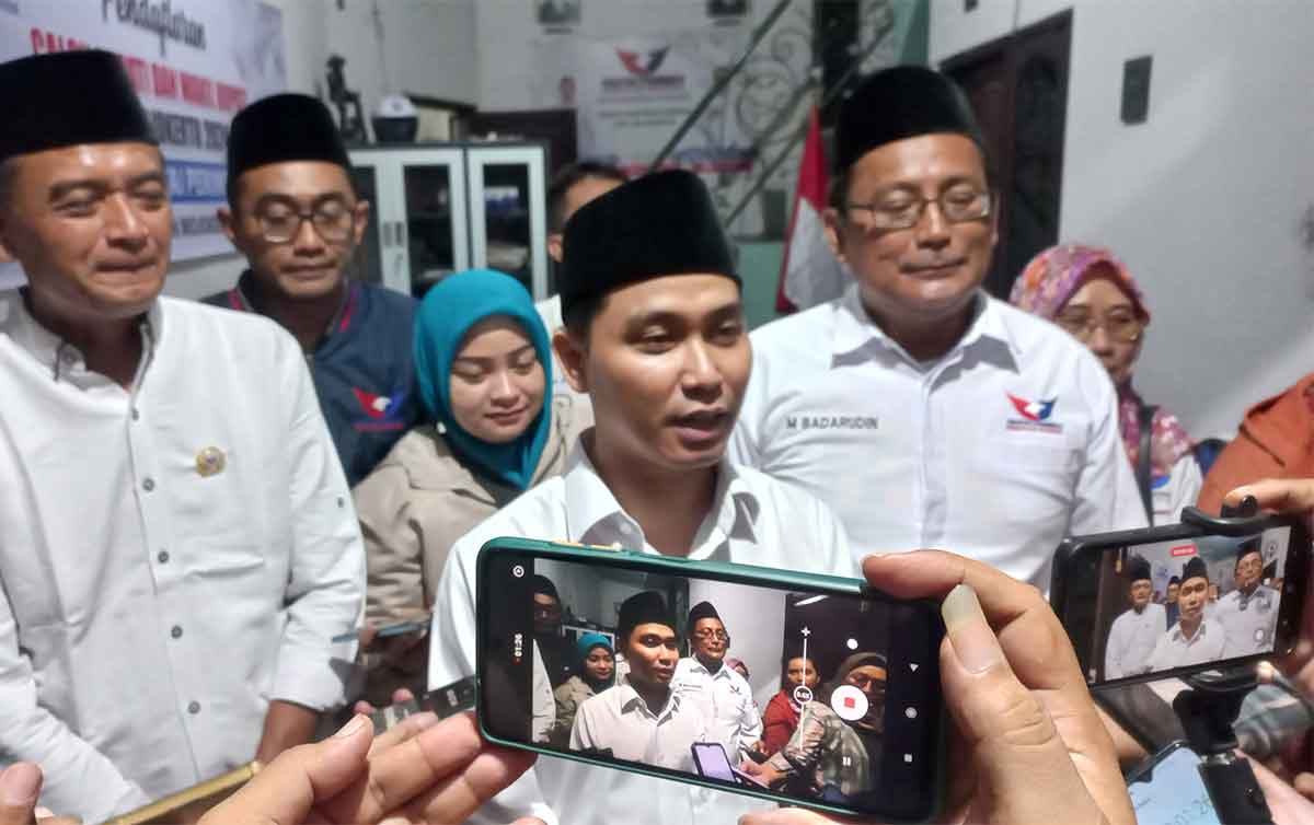 Muhammad Al Barra atau yang akrab disapa Gus Barra urai menyerahkan formulir pendaftaran sebagai calon bupati ke Perindo untuk mengikuti Pilkada 2024 di Kabupaten Mojokerto.