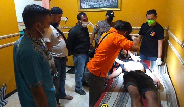 Jenazah Rike Dwi Ilalang saat diperiksa oleh petugas. (foto: ist.)