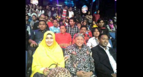 Bupati Sumenep Dr. Abuya Busyro Karim M.Si, dan Istrinya Nurfitriana Busyro Kariem di Indosiar. (Faisal/BangsaOnline.com)