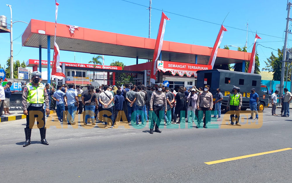 Aksi unjuk rasa Aliansi BEM se-Kabupaten Pamekasan di Depo Pertamina Camplong, Sampang, yang dibubarkan polisi, Kamis (8/9/2022).