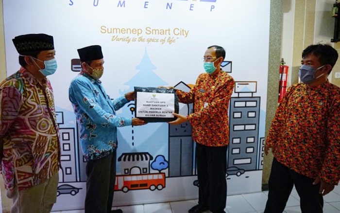 Baznas berikan bantuan APD kepada Media Center Diskominfo Sumenep.