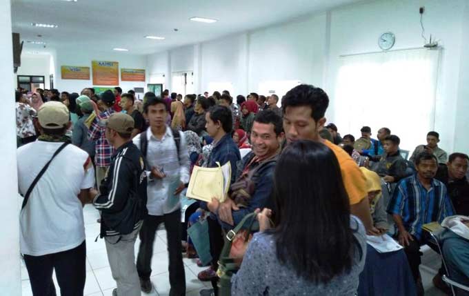 Suasana di ruang tunggu Dispendukcapil Pacitan. (ist)