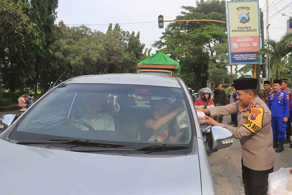 Kapolres Probolinggo, AKBP Wahyudin Latif, juga turut serta dalam pembagian takjil. Foto: Andi Sirajudin Efendi.