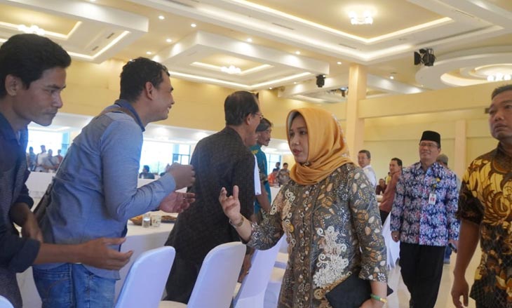 Wali Kota Mojokerto Ika Puspitasari saat meninjau sandal dan sepatu produksi IKM dalam Business Matching 2020, di Hall Graha Mojokerto Service City (GMSC).
