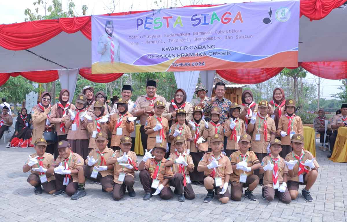 Plt Bupati Gresik, Aminatun Habibah, dan Ketua DPRD Gresik, M. Syahrul Munir, beserta anggota Fraksi Golkar, Wongso Negoro, saat hadir di Pesta Siaga. Foto: Ist