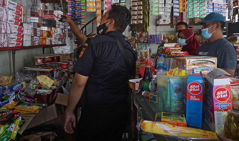 Petugas gabungan saat melakukan razia rokok ilegal terhadap salah satu warung di Kota Kediri. Foto: Ist