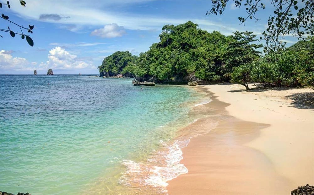 Pantai tiga warna di Malang Selatan. Foto: Instagram @pantaitigawarna