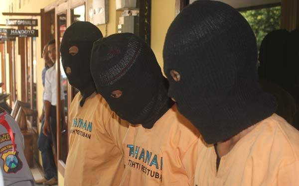 Tersangka pemerasan oknum wartawan dan LSM saat dikeler petugas di Mapolres Tuban. foto: suwandi/BANGSAONLINE