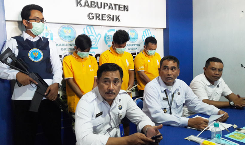 Kepala BNNK Gresik AKBP Supriyanto ketika memamerkan para tersangka. foto: SYUHUD/ BANGSAONLINE