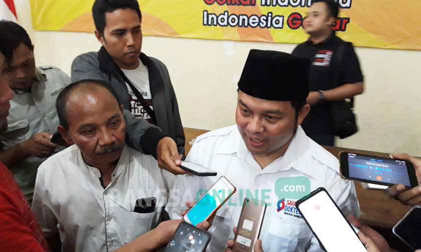 Dr. Sukma Sahadewa, salah satu kandidat bakal calon Bupati Kediri saat memberi penjelasan kepada wartawan. foto: MUJI HARJITA/ BANGSAONLINE