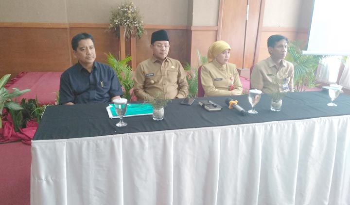 Wali Kota Malang Sutiaji didampingi Kepala Dindikbud Zubaidah dan Sekretaris Totok K saat memberikan pengarahan kepada ribuan guru dan wali murid (komite) di Hotel Ubud Malang, Senin (10/02). foto: IWAN IRAWAN/ BANGSAONLINE